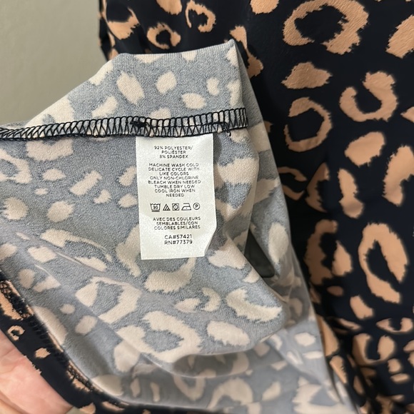 🌟Host Pick✨Ann Taylor-Animal Print Batwing Sleeve Top NWT - Picture 6 of 7